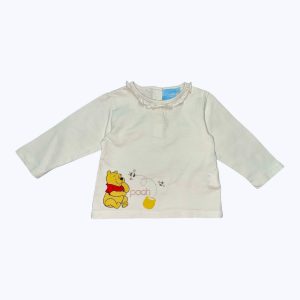 T-shirt bébé manches longues crème imprimé Winnie, col volanté, patte de boutonnage au dos. Seconde main.