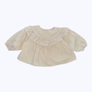 Blouse bébé velours côtelé fin manches longues, froncé sous encolure avec un volant en broderie anglaise. Seconde main.