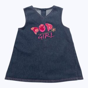 Robe enfant teinte jean manche débardeur broderie rose devant, boutonnage central au dos. Seconde main.