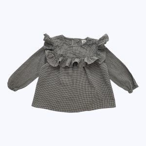 Blouse enfant manches longues vichy blanc et kaki, volantée poitrine épaule. Seconde main.