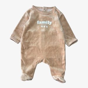 Pyjama bébé en velours marron clair avec inscription Family moments. Kiabi 1 mois, d'occasion