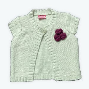 Gilet bébé tricot manches courtes crème fleurs crochet prune devant. Seconde main.
