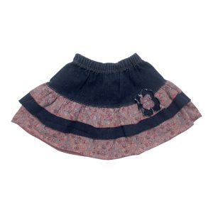 Jupe bébé à volants bleu jean foncé et vieux rose à motifs petites fleurs, élastiquée à la taille. Seconde main.