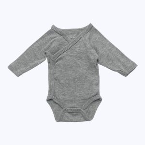 Body bébé manches longues gris clair cache cœur. Seconde main.