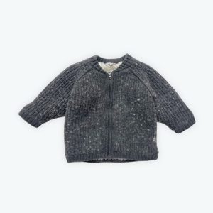Manteau tricot bébé entièrement doublé peluche bouclette gris foncé zippé devant. Seconde main.