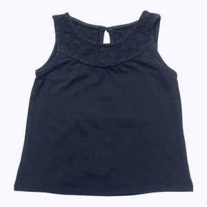 T-shirt enfant débardeur bleu marine broderie anglaise autour de l'encolure bouton au dos. Seconde main.
