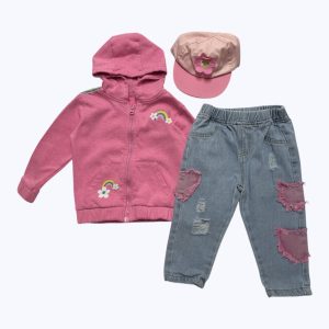 Ensemble bébé jean rapiécé gilet molleton rose et casquette rose clair. Seconde main.