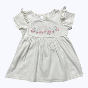 Robe bébé blanche broderie fleurs devant volantée aux épaules bouton au dos. Seconde main.