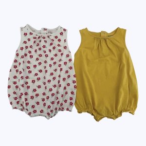 Lot combishorts bébé manches débardeur patte boutonnage au dos un blanc à fleurs rouges le second moutarde. Seconde main.