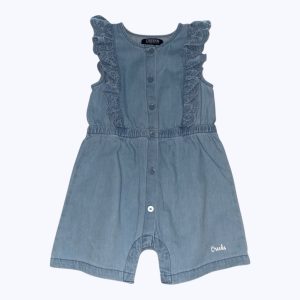 Combishort bébé jean léger clair, manches courtes volantées en broderie anglaise, élastiquée à la taille. Seconde main.