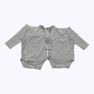 Lot bodies bébé manches longues cache cœur gris uni et gris à pois blanc. Seconde main.