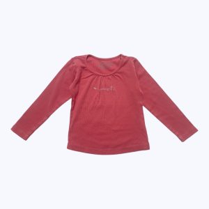 T-shirt enfant manches longues corail avec un message gris argent devant. Seconde main.