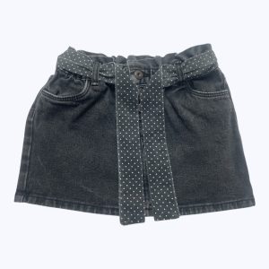 Jupe enfant jean noir élastique ajustable à la taille, ceinture toile noire à pois blanc. Seconde main.