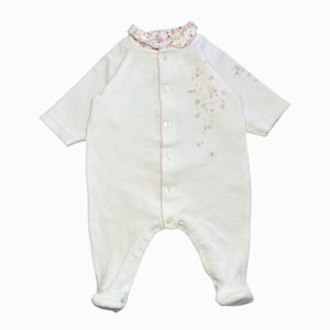 Dors-bien bébé blanc avec col fleuri et détails brodés. Petit Bateau, 3 mois d'occasion