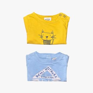 Lot de deux t-shirts jaune et bleu avec motifs imprimés. Tape à L'oeil et Du pareil au même, 3 mois d'occasion