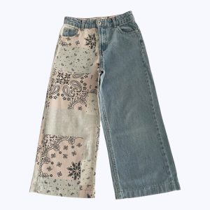 Pantalon jean large enfant taille ajustable, une jambe jean l4autre à motifs noirs. Seconde main.