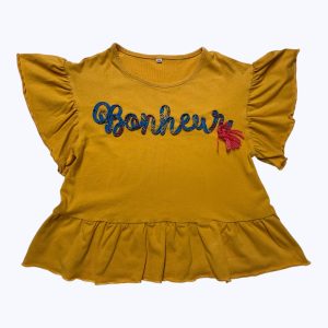T-shirt enfant manches courtes volantées moutarde broderie bleu devant volant au bas. Seconde main.