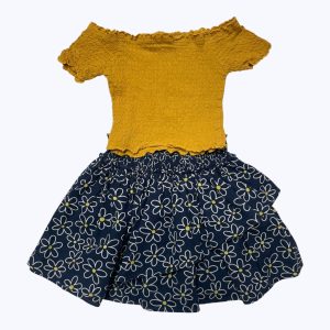 Ensemble enfant jupe à volant bleu marine motifs fleurs blanche et jaune avec un t shirt moutarde manches courtes smocké. Seconde main.