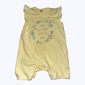 Combishort bébé manches courtes volantées jaune imprimé floral parme vert, patte boutonnage épaule et entrejambe. Seconde main.