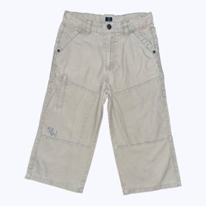 Bermuda enfant grège taille ajustable découpes devant. Seconde main.