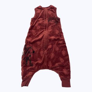 Gigoteuse bébé velours terracotta avec des jambes pour faciliter les déplacements. Seconde main.