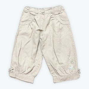 Pantacourt enfant grège fronces au bas taille ajustable. Seconde main.
