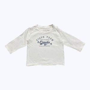 T-shirt bébé manches longues blanc message logo imprimé en bleu marine devant, patte boutonnage épaule. Seconde main.