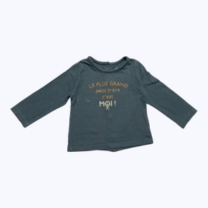T-shirt bébé manches longues bleu sarcelle, message imprimé crème et beige devant, ouverture centrale dos. Seconde main.