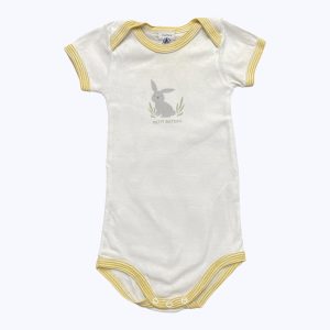 Body bébé manches courtes blanc cassé biais rayé moutarde dessin petit lapin devant. Seconde main.