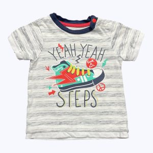 T-shirt bébé manches courtes rayé blanc marine, sérigraphie basket devant pette de boutonnage épaule. Seconde main.
