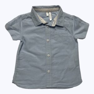 Chemise bébé bleu manches courtes avec revers. Seconde main.