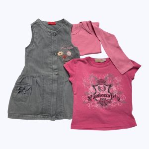 Ensemble 3 pièces robe jean noir, t-shirt manches courte et manches longues rose. Seconde main.
