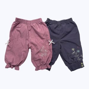 Lot 2 pantalons bébé entièrement doublés parme et violet avec de petites broderies, élastiqué à la taille et resserrés au bas. Seconde main.