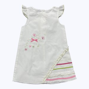 Robe bébé débardeur manches volantées blanc broderie fine fleurs rose vert devant, patte de boutonnage au dos. Seconde main.
