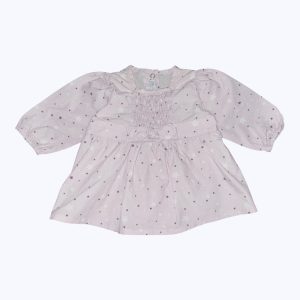 Robe bébé manches longues parme imprimé petites étoiles violet blanc, smocks devant, ouverture centrale dos. Seconde main.