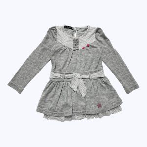 Robe bébé maille manches longues gris clair ceinture et encolure rayée gris blanc, boutonnage au dos. Seconde main.