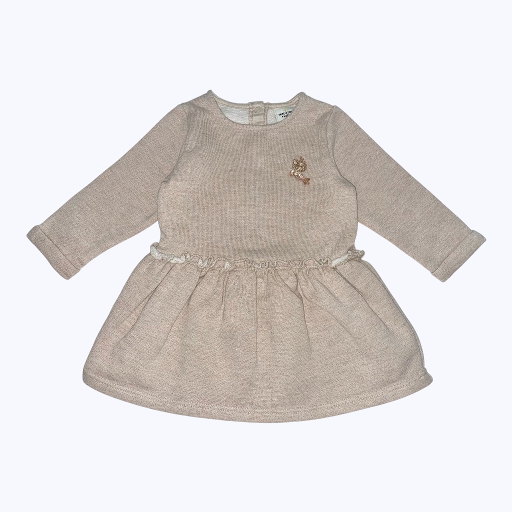 Robe molleton bébé manches longues beige à paillettes, patte boutonnage au dos. Seconde main.