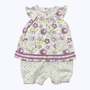 Combi robe bébé blanche manche courtes volantées motifs floral parme violet vert anis, patte de boutonnage devant et entrejambe. Seconde main.
