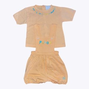 Ensemble bébé salopette maille et t-shirt manches courtes abricot brodé bleu et jaune, ouverture centrale dos. Seconde main.