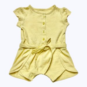 Combishort bébé jaune, patte de boutonnage devant, ceinture à la taille. Seconde main.