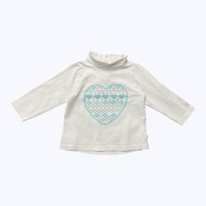 T-shirt bébé manches longues col roulé gris pâle sérigraphie cœur vert rose, patte de boutonnage au dos. Seconde main.
